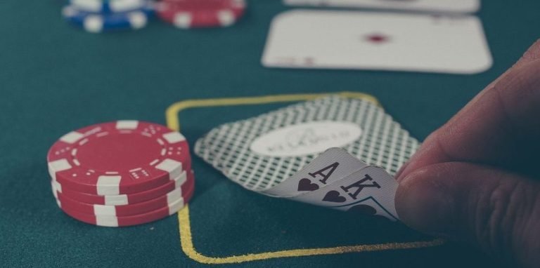 Community cards revealed in Casino Hold'em gameplay